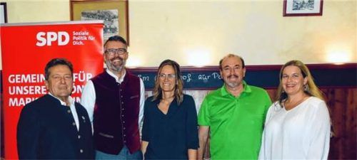 Die Spitzenkandidaten der Grassauer SPD: (von links) Richard Schreiner (Platz 3), Bürgermeister Stefan Kattari (Platz 1), Marina Gasteiger (Platz 2), Dr. Ulrich Warweg (Platz 5) und Silke Schwinghammer (Platz 4). Foto eder