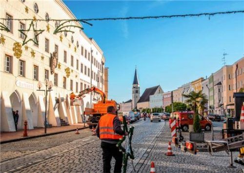 Die Sterne über dem Stadtplatz haben die Stadtwerke bereits aufgehängt und das Rathaus hat bereits seine goldenen Sterne. Foto Mayer