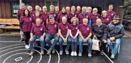 Die Stockschützenabteilung des SV Niederbergkirchen mit Vorsitzender Hildegard Rauschecker (Vierte von links), Pfarrer Franz Eisenmann (Sechster von links) und Bürgermeister Werner Biedermann (rechts). Foto bichler