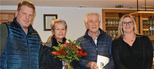 Die Theaterführung, Martin Kropf (links) und Mona Pavlak (rechts), ehrt das Jubiläumspaar Monika und Sepp Noichl. Foto eder