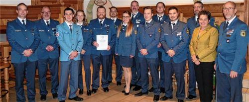 Die THW-Führung und die geehrten Helfer: (von links) Harald Feckl, Thomas Obermaier, Marinus Krämer, Johanna Otto, Stefan Greifenstein, Alexander Kutowski, Leonie Obermaier, Christopher Hirl, Paul Schlüter, Florian Berchtenbreiter, Alexander Neumaier, Florian Aßbichler, stellvertretende Landrätin Alexandra Burgmaier, Markus Otto.Foto re