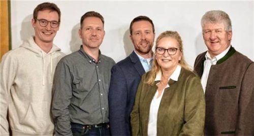 Die Top fünf: Christian Scheck (Mitte) führt die Siegsdorfer Kandidatenliste der Unabhängigen Wählervereinigung an, gefolgt von (von links) Ludwig Geisreiter (Platz 3), Andreas Scheck (Platz 5), Stephanie Buchner (Platz 2) und Martin Hunglinger (Platz 4). Foto krammer