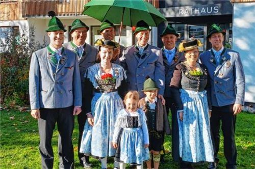 Die Trachtler mit ihrem Schirmherrn: (von links) Wolfgang Plank, Robert Burghardt, Peter Plank, Martina Heitauer, Bürgermeister Anton Baumgartner, Matthias Regauer, Hanni Vodermair, Stefan Fritz sowie Trachtenkinder. Foto re