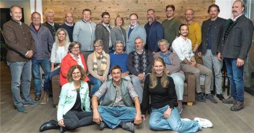 Die Überparteiliche Wählergemeinschaft benennt Andreas Friedrich (Achter von links) einstimmig zum Bürgermeisterkandidaten. Foto re