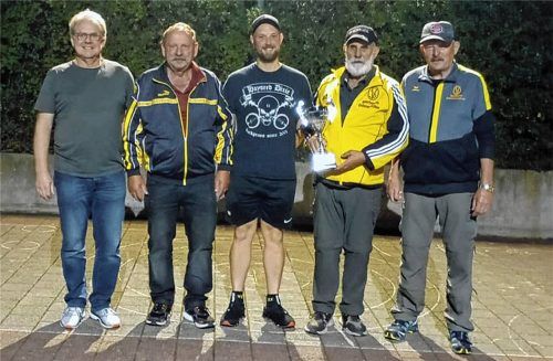 Die überraschenden Sieger im diesjährigen Gemeindecup der Stockschützen in der Gemeinde Tuntenhausen: (von links) Wolfgang Feichtner, Organisator und Spartenleiter des TSV Hohenthann-Beyharting, Karl Strauß, Johannes Strauß, Hans Strauß und Horst von Tycowicz. Foto stache
