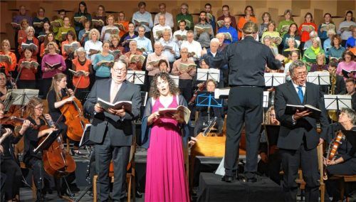 Die überzeugenden Solisten (von links) Markus Herzog (Tenor), Yvonne Steiner (Sopran) und Franz Hawlata (Bass) mit dem Chor und Orchester der Innphilharmonie. Es dirigierte Andreas Penninger. Foto Füchtner