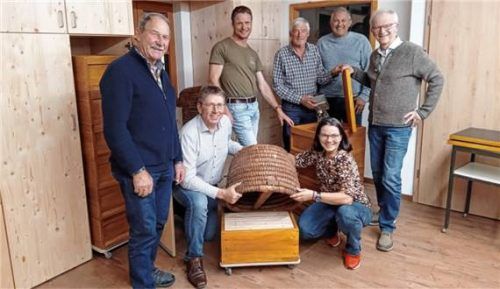 Die Verantwortlichen (von links, kniend) Manfred Reindl und Josefa Fill vom Bienenzuchtverein Altötting/Mühldorf mit den fleißigen Helfern, die übers Jahr tatkräftig zur Seite standen: (von links, stehend) Anton Barber, Alexander Bitzer, Alfons Meindl, Josef Birnkammer und Helmut Stadler. Foto maier