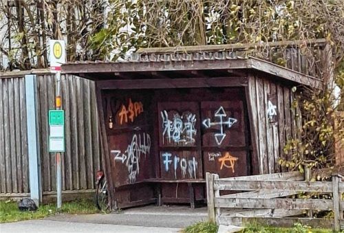 Die verschmierte Bushaltestelle Marwang kam in der Bürgerversammlung zur Sprache. Die Gemeinde will nun prüfen, welche Häuschen gegebenenfalls erneuert werden müssen. Foto müller