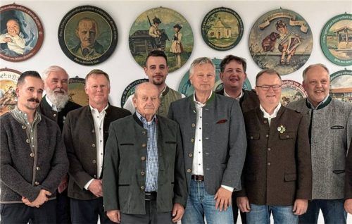 Die Vertreter der Schützenvereine und der Schirmherr der Marktmeisterschaft (v. l.): Peter Riedele (SG Freischütz Bruckmühl), Fritz Schröder (SG Meisterschütz Waith), Roland Kielblock (SG Edelweiß Bruckmühl), Franz-Josef Reinartz (SG Freischütz Bruckmühl), Daniel Pesch (Schützengilde Waldheim/Veranstalter), Richard Richter (Bürgermeister und Schirmherr), Thomas Niedermaier (SG Glonntaler Holzham), Martin Maier (SG Martinsschützen Högling) und Hubert Strein (SG Kirchdorf). Foto baumann
