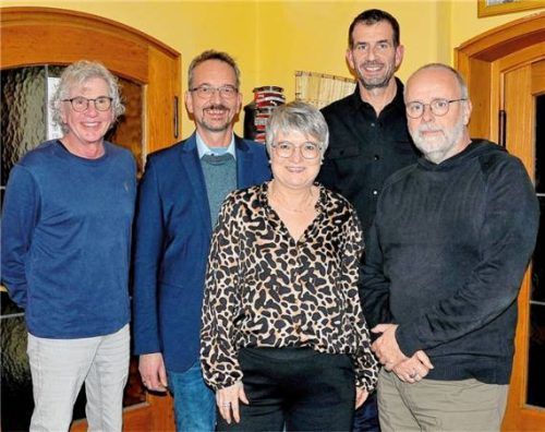 Die Vorstandschaft: Bernhard Gruber, Christian Flamm, Birgit Reithmayr, Martin Sax, Klaus Junk.Foto  bauer