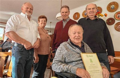 Die Vorstandschaft mit ihrem Gründungsmitglied: (von links) Vorsitzender Ernst Grätzl, Schriftführerin Franziska Mitterhofer, Beisitzer Hans Gschwendtner, Gründungsmitglied Helmut Rotter sowie der stellvertretende Vorsitzende und Vereinswirt Sepp Obergaulinger. Foto re