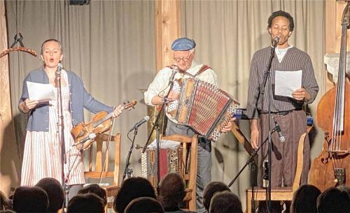 Die „Wellbappn“: Das Duo Sarah und Hans Well, inzwischen wirksam verstärkt durch Komalé Akakpo, überzeugte mit politischem Musikkabarett und bester bayerischer Satire. Foto Fuchs