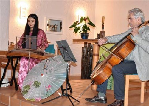 „Die Welt zu Gast in Marquartstein“: Zhiyuan Luo mit der GuZheng und Ulrich Thiem mit dem Cello. Foto wunderlich