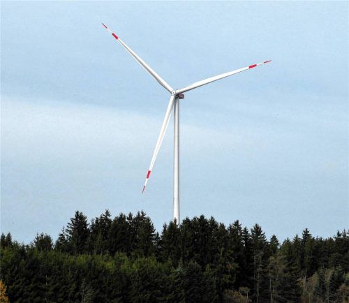Die Windkraftanlage Riedholz steht jenseits der Lauser Straße zwischen Großhöhenrain und Elendskirchen bei Feldkir- chen-Westerham. Foto Merk