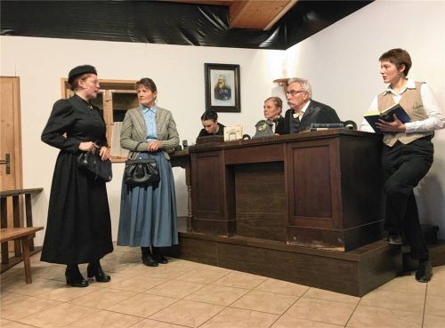 Die zerstrittene Pfarrköchin (Theresa Burgstaller) mit der Stadlbäuerin (Gabi Deinböck), der Schreiberin Sylvia Matzinger, der Staatsanwältin (Renate Geltinger), dem Richter (Hans Senftl) und der quirligen Sprecherin Chiara Strasser. Foto jaensch