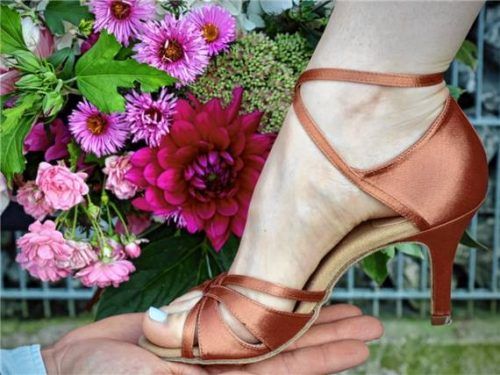 Dieser Fuß wird ab heute durch den Fasching tanzen. Foto re