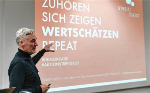 Dr. Christian Boeser präsentiert das Modellprojekt „Streitförderer“ des Wertebündnisses Bayern. Foto Landratsamt Rosenheim.