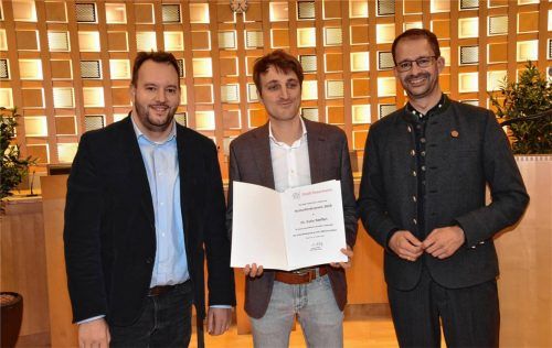 Dr. Felix Steffan (Mitte) erhielt die Auszeichnung von Dr. Christian Höschler (links), Leiter des Stadtarchivs Rosenheim, und Oberbürgermeister Andreas März.Foto Schlecker