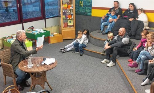 Dr. Marcel Huber erzählte den Kindern lebhaft und mit vielen Utensilien die Geschichte des kleinen Drachen Kokosnuss. Foto Eschner