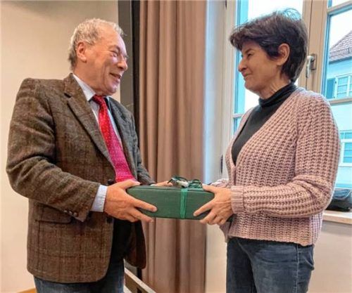 Dr. Ute Lellig zieht in eine andere Stadt um und verlässt daher die Nachbarschaftshilfe. Vorsitzender Peter Weis dankte ihr mit einem kleinen Geschenk.Foto re