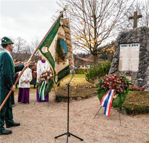 Dreimal senkte der Fahnenträger Bernhard Bauer die Fahne des Trachtenvereins D‘ Rechlberger am Kriegerdenkmal des Friedhofes, als im Ortsteil Oberwössen an Allerseelen seiner Toten gedacht wurde und die Vereine Kränze niederlegten. Foto Flug