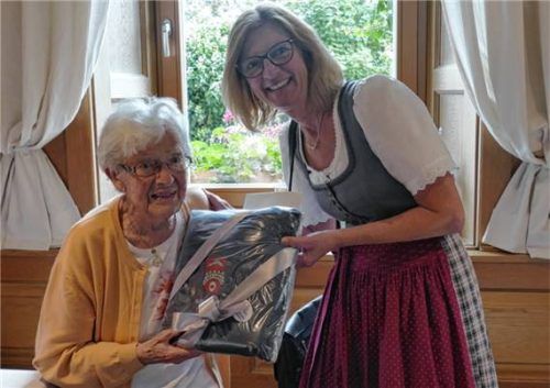 Dritte Bürgermeisterin Anna Wallner gratulierte der Jubilarin im Namen der Gemeinde.Foto RE