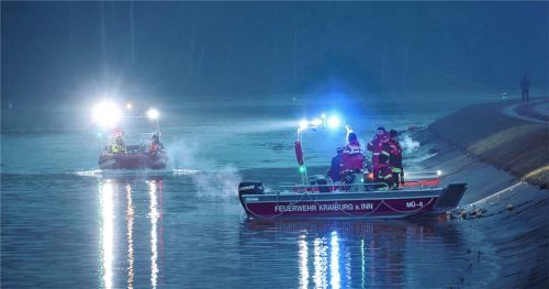 Dutzende Rettungskräfte suchten am Montag im Innkanal nach einer vermissten Person. Foto fib/Eß