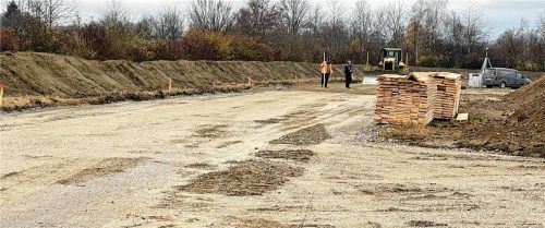 Edeka Lechertshuber & Wimmer in Mühldorf-Nord braucht mehr Platz, deshalb wird jetzt neu gebaut. Die Erdarbeiten sind seit Kurzem in vollem Gang. Foto  Latta