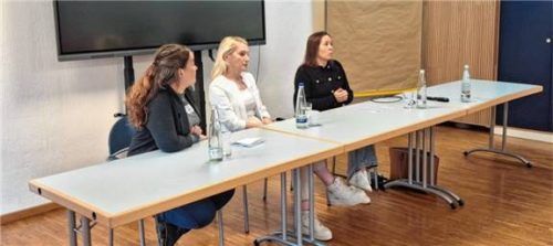 Ehrenamtliche bekamen direkte Antworten der Expertinnen (von links) Sophie Fürstenau, Fachdienstleiterin Asyl und Migration der Caritas, sowie Valeria Lerche und Ludmilla Freier, beide vom Jobcenter Landkreis RosenheimFoto Caritas