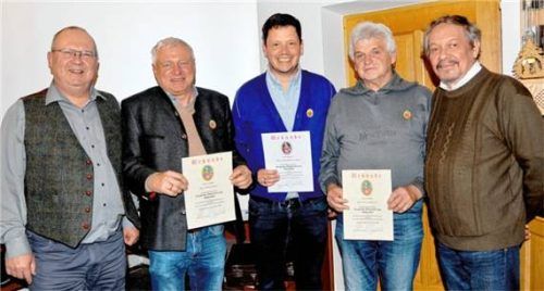Ehrende und Geehrte: (von links) Gerhard Kramer, Bernd Furch, Josef Sax, Georg Heinrich und Hubert Sailer.Foto bauer
