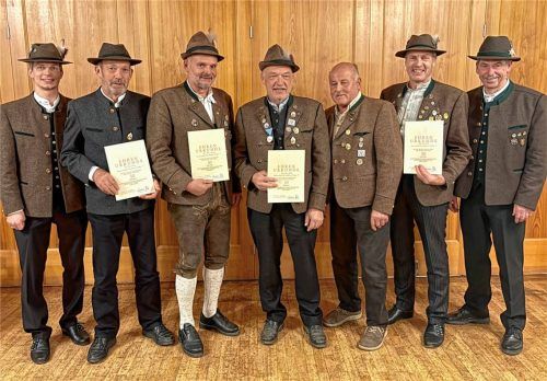 Ehrende und Geehrte: (von links) Schützenmeister Johannes Fischer, Hans Freiberger, Helmut Bierwirth, Hans Zoßeder, Sepp Ganterer, Ehrenschützenmeister Hans Fischer und Gauschützenmeister Helmut Schwarzenböck.Foto re