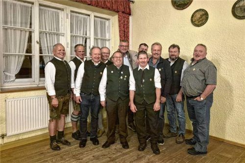 Ehrende und Geehrte: (von links) Schützenmeister Hubert Müller, Stefan Posch, Josef Berg, Zeno Bauer, Josef Gerlmaier, Leonhard Deuschl, Thomas Lohmeier, Gerhard Fruth, Alois Spagl, Josef Spagl und Michael Stangl.Foto re