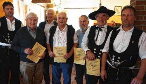Ehrung langjähriger Mitglieder: (von links) stellvertretender Vorsitzender Georg Huber, Josef Scheitzeneder, Josef Sax, Engelbert Wieshuber, Josef Ebenbichler, Josef Hochreiter und Vorsitzender Robert Berger.Foto  Meling