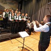 Männerchor singt im Festsaal