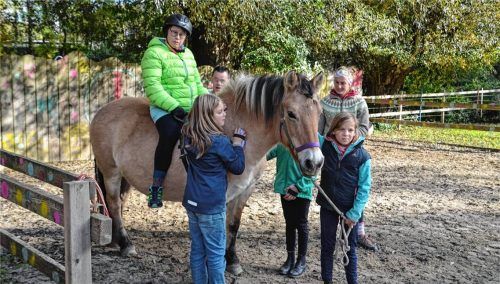 Ein besonderes Projekt hat Tanja Lechner (hinten rechts) mit Bewohnern der Lebensgemeinschaften Höhenberg und Remelberg und Kindern auf dem Reitgelände ins Leben gerufen. Foto esser