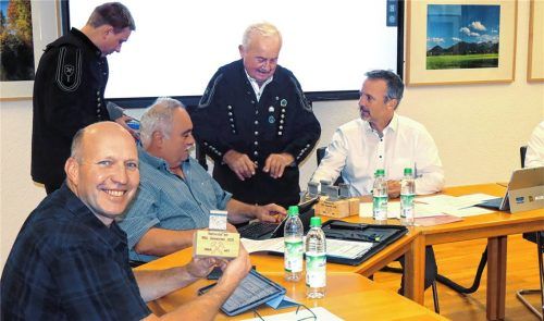 Ein Dankeschön für die vorbildliche, gute Zusammenarbeit beim Projekt „Wetterstollen Deisenried“ überreichte Bergmann Martin Schmid (Zweiter von rechts) an Bad Feilnbachs Bürgermeister und Gemeinderäte. Foto strim