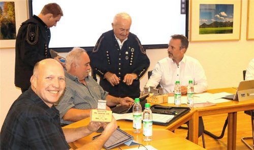 Ein Dankeschön für die vorbildliche gute Zusammenarbeit beim Projekt „Wetterstollen Deisenried“ überreichte Bergmann Martin Schmid (Zweiter von rechts) an Bad Feilnbachs Bürgermeister und Gemeinderäte. Foto strim