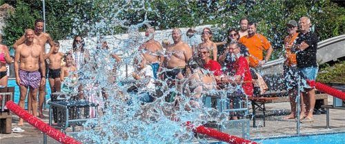 Ein eigenes Freibad wollen sich viele Kommunen nicht mehr leisten. In Neumarkt-St. Veit müssen jetzt die Eintrittspreise angepasst werden, um die Kosten zu decken. Der Arschbomben-Contest (siehe Bild) zog in diesem Jahr viele Besucher ins Neumarkter Bad. Foto Dalhoff