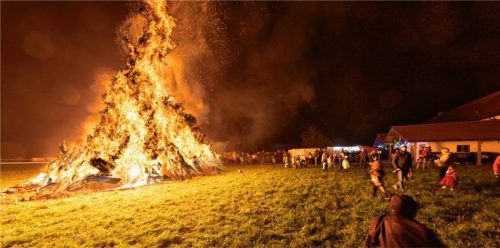 Ein eindrucksvolles Feuer zog die Ramerberger an.Foto Kirchgraber
