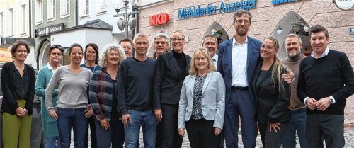Ein Erinnerungsfoto zum Abschied: (von links): Reporterin Sophia Huber, Petra Hasenöhrl (Kundenschalter), Reporterin Raphaela Lohmann, Redaktionsassistentin Brigitte Maier, Reporterin Christa Latta, Reporter Jörg Eschenfelder, OVB MEDIA-Geschäftsführer Florian Schiller, Blattmacher Harald Schwarz, Rosi Gantner, stellvertretende Chefredakteurin und Chefreporterin, Heike Duczek, Leitende Redakteurin der Redaktionen Mühldorf mit Waldkraiburg, Altötting und Wasserburg, OVB MEDIA-Geschäftsführer Bernd Stawiarski, der scheidende Leitende Redakteur Markus Honervogt, Reporterin Andrea Klemm, Reporter Josef Enzinger und OVB MEDIA-Chefredakteur Christoph Maier. Nicht auf dem Bild die Reporter Daniela Haindl, Gabriel Zaunseder, Marina Birkhof und Anna Weinfurtner. Foto re