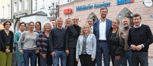 Ein Erinnerungsfoto zum Abschied: (von links) Reporterin Sophia Huber, Petra Hasenöhrl (Kundenschalter), Reporterin Raphaela Lohmann, Redaktionsassistentin Brigitte Maier, Reporterin Christa Latta, Reporter Jörg Eschenfelder, OVB MEDIA-Geschäftsführer Florian Schiller, Blattmacher Harald Schwarz, Rosi Gantner, stellvertretende Chefredakteurin und Chefreporterin, Heike Duczek, Leitende Redakteurin der Redaktionen Mühldorf mit Waldkraiburg, Altötting und Wasserburg, OVB MEDIA-Geschäftsführer Bernd Stawiarski, der scheidende Leitende Redakteur Markus Honervogt, Reporterin Andrea Klemm, Reporter Josef Enzinger und OVB MEDIA-Chefredakteur Christoph Maier. Nicht auf dem Bild die Reporter Daniela Haindl, Gabriel Zaunseder, Marina Birkhof und Anna Weinfurtner. Foto re