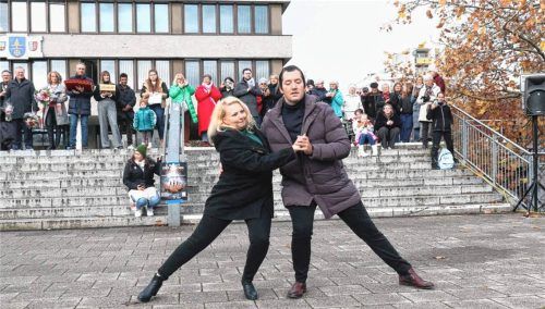 Ein erster Tanz vor großem Publikum: Waldkraiburgs neues Prinzenpaar Kerstin I. und Fabian I.Fotos  Stuffer