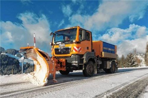 Ein Fahrzeug des Staatlichen Bauamts Rosenheim im Wintereinsatz. Foto Staatliches Bauamt Rosenheim