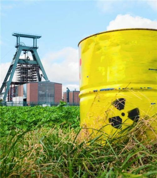 Ein Fass mit einem aufgemalten Atom-Zeichen steht als Protestaktion am Gelände vom Schacht Konrad. Foto dpa