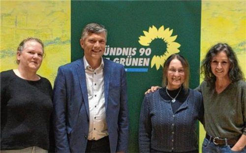Ein gemeinsames Signal der Einigkeit: (von links) Monika Hutter, Fraktionsführerin der Grünen im Gemeinderat, Bürgermeisterkandidat Anton Wallner und die Grünen-Gemeinderätinnen Monika Stöcklhuber und Angela Schwarzfischer. Foto re