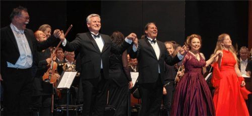 Ein Hauch von Salzburg, Bayreuth und Verona beim Konzert der „Erlesenen Oper“: (von links) Dirigent und ModeratorGeorg Hermansdorfer,Michael Doumas (Bass), Markus Herzog (Tenor), Kayo Hashimoto (Mezzosopran) und Sieglinde Zehetbauer (Sopran). Foto Poll