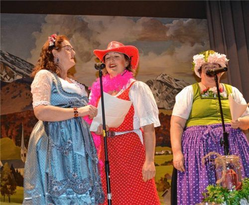 Ein kleines, lustiges Singspiel boten die Landfrauen (von links) Bärbel Rieder, Bernadette Rosenegger und Monika Meitinger.Foto Eder