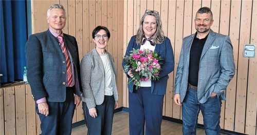 Ein neuer Abschnitt an der Justus-von-Liebig-Grund- und Mittelschule beginnt: (von links) Bürgermeister Richard Richter, Rektorin Arabella Quiram, Helga Büch und Schulamtsdirektor Herbert Unterreiner. Fotos  Stache