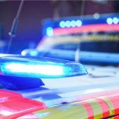 Schwerer Unfall in Kfz-Betrieb: Pkw klemmt Arbeiter ein