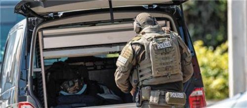 Ein SEK-Beamter bereitet sich auf seinen Einsatz vor. Foto dpa (Symbolbild)